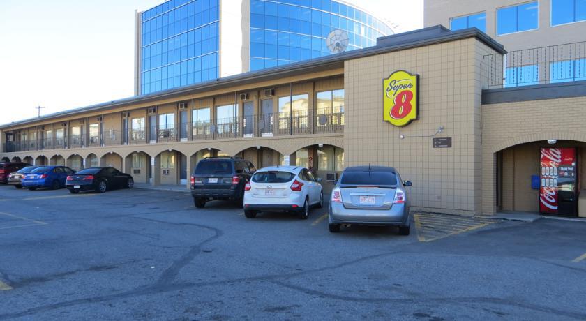 Super 8 Village 2*