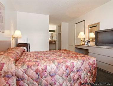 Super 8 Village Hotel 2*