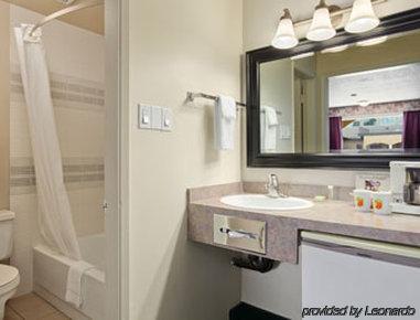 Super 8 Village 2* Calgary