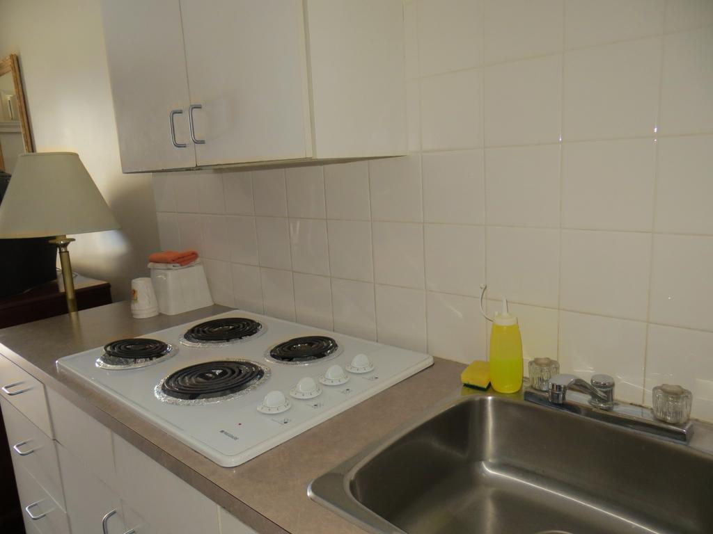 Super 8 Village Hotel 2*